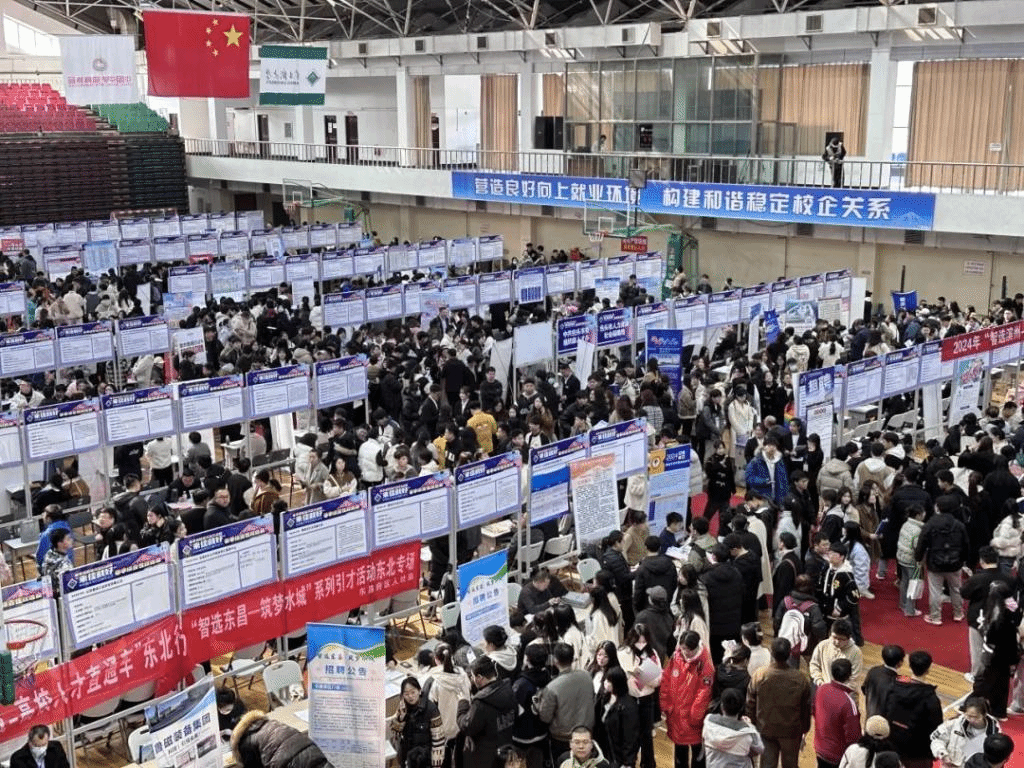 信息電子技術(shù)學(xué)院積極組織畢業(yè)生參加佳木斯大學(xué)2024屆春季綜合雙選會(huì)，助力學(xué)子對(duì)接江蘇信息技術(shù)咨詢(xún)服務(wù)產(chǎn)業(yè)